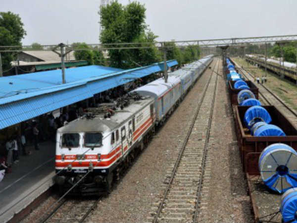 26 जगहों पर रूकती है यह ट्रेन