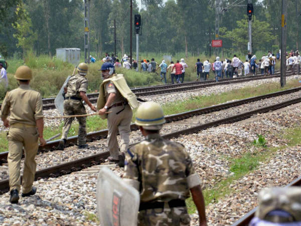 भाजपा समर्थकों पर पत्‍थर फेंकती पुलिस 