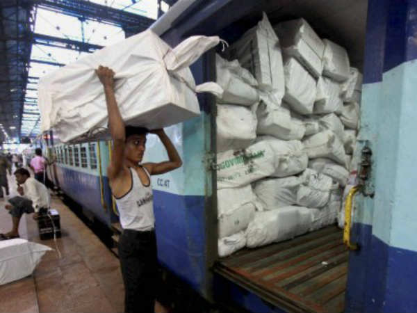 मूलभूत सुविधाएं दे रेलवे