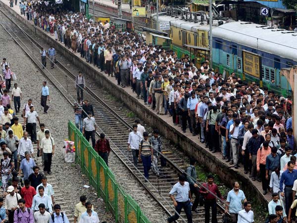 स्टीमर पर लादनी पड़ी ट्रेन 