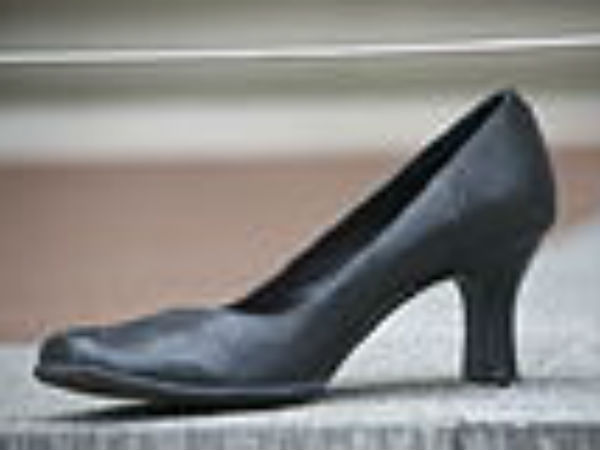 लोकल ब्रांड के जूते-चप्पल 