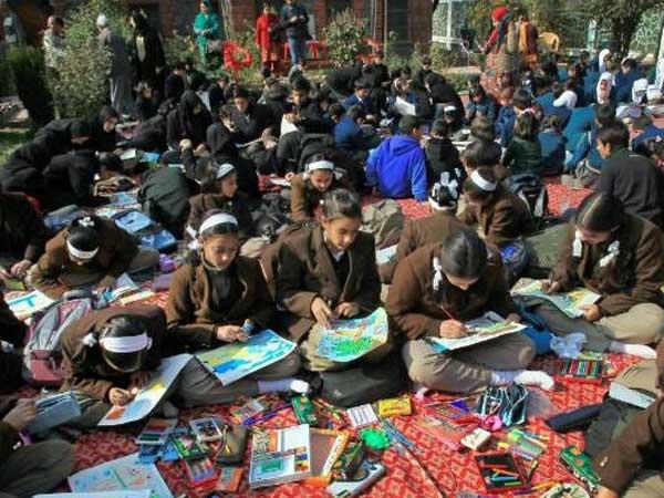 लड़कियों की शिक्षा का खास ध्‍यान 