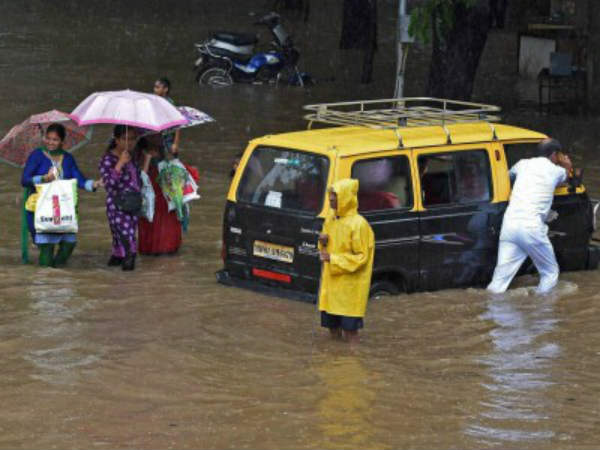 सड़कों पर भरा पानी