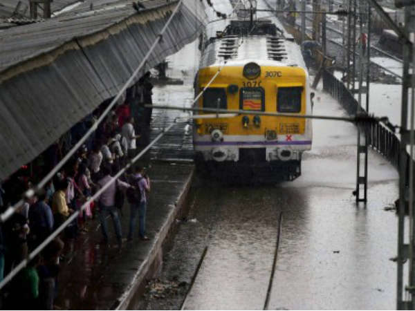 ट्रैक पर भरा पानी