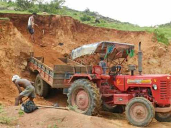 मनरेगा के तहत आने वाले सभी ग्रामीण परिवार एक जॉब कार्ड मिलता है