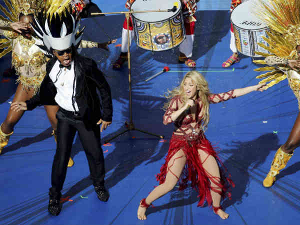 मैदान में झूमे फैंस मैदान में झूमे फैंस