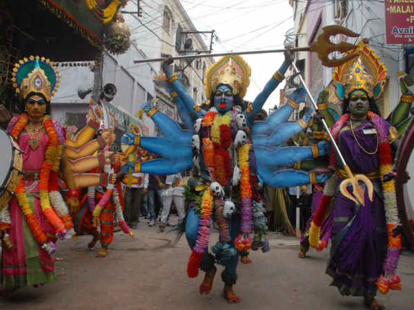 विभिन्न पौराणिक भूमिकाओं का जमघट विभिन्न पौराणिक भूमिकाओं का जमघट