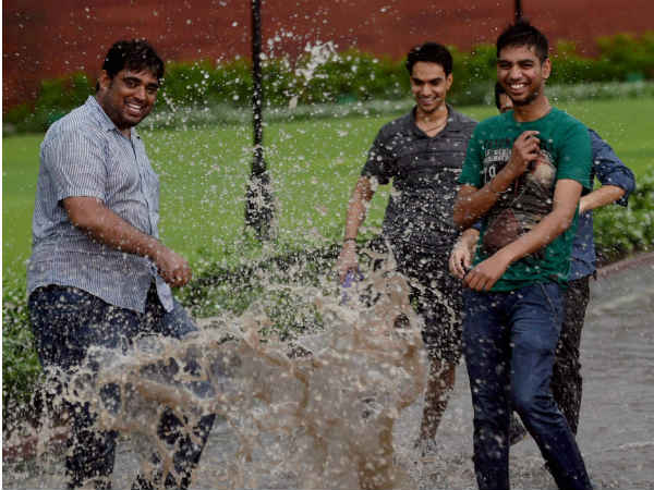 दिल्ली में बारिश की मस्ती 