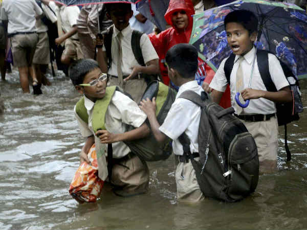 कोलकाता में स्कूल जाते बच्चे 