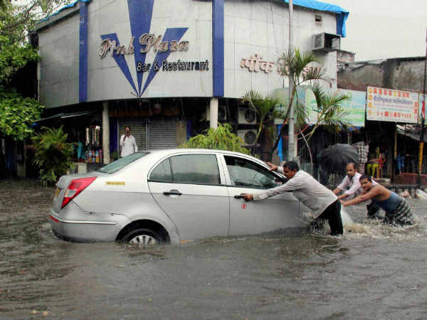 मुंबई में कुछ इस तरह फंस गई कार 