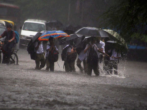 मुंबई मं बारिश में बच्चे 