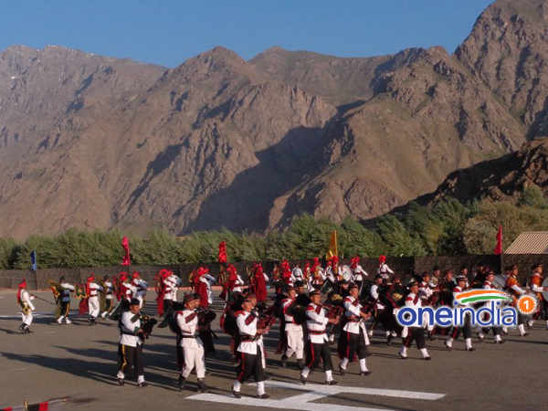 द्रास के पहाड़ों के बीच परेड द्रास के पहाड़ों के बीच परेड