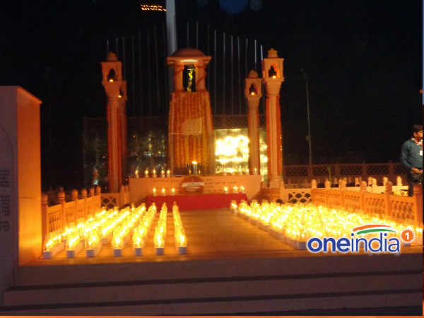 कारगिल में शहीदों की याद में दीये जलाये गये कारगिल में शहीदों की याद में दीये जलाये गये