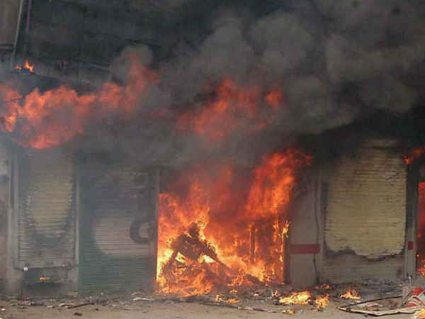 दुकानें भी चढ़ीं भेंट 