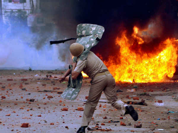 आगजनी व पथराव