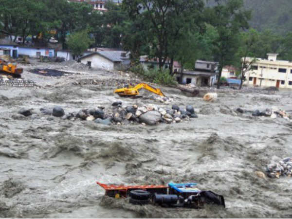 100 मिलीमीटर प्रति घंटा से बारिश 100 मिलीमीटर प्रति घंटा से बारिश
