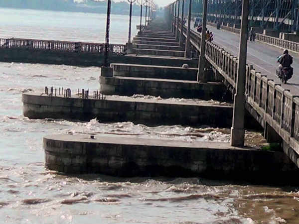 खतरे में तटबंध 