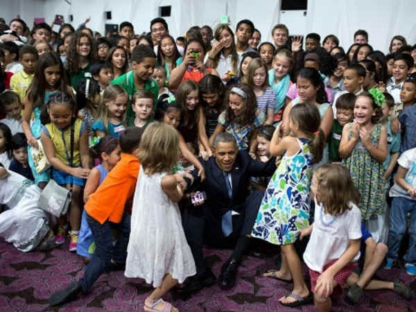 ग्रुप फोटो में बच्‍चों ने की ओबामा से मस्‍ती 