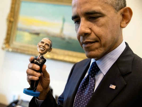 अपने पुतले के साथ ओबामा 