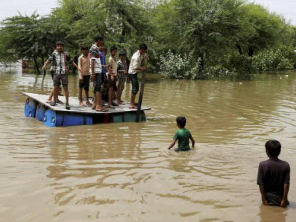 अहमदाबाद में भी बिगड़ी स्थिति