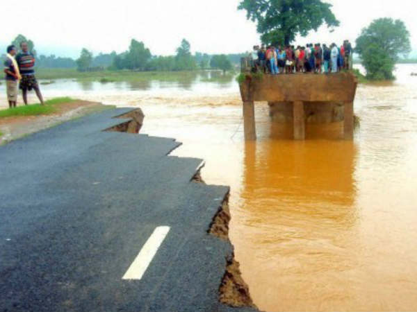 कोरापुट में टूटा सड़क