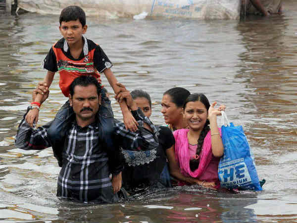 लोग छोड़ रहे घर