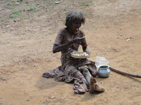 भुखमरी से पीड़ित एक महिला 