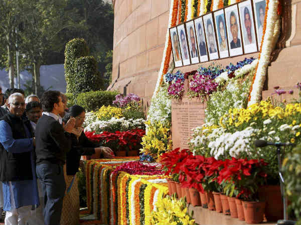 सचिन पर लगाया सांसदों ने आरोप 