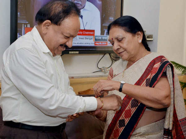 रक्षा सूत्र बांधते समय क्या करें- रक्षा सूत्र बांधते समय क्या करें-