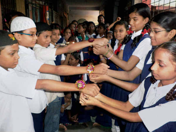 रक्षा सूत्र बांधते समय क्या करें- रक्षा सूत्र बांधते समय क्या करें-