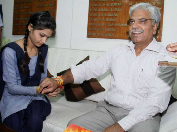 रक्षा सूत्र बांधते समय क्या करें- रक्षा सूत्र बांधते समय क्या करें-