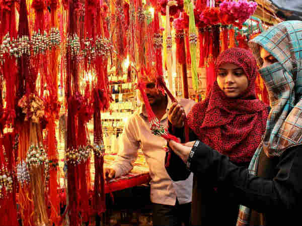 रक्षा सूत्र बांधते समय क्या करें- रक्षा सूत्र बांधते समय क्या करें-