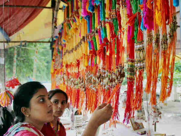 रक्षा सूत्र बांधते समय क्या करें- रक्षा सूत्र बांधते समय क्या करें-