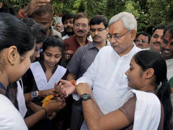 रक्षा सूत्र क्यों बांधा जाता है ? रक्षा सूत्र क्यों बांधा जाता है ?