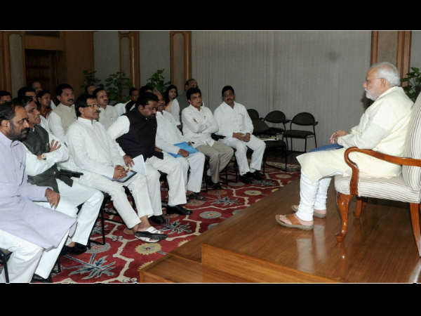 मंत्रियों के साथ मोदी 