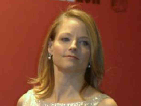  1985 में येल से लिट्रेचर की डिग्री 