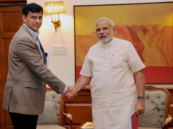 आरएसएस आरबीआई गवर्नर के तौर पर उनकी नीतियों के आलोचक रहीं हैं आरएसएस आरबीआई गवर्नर के तौर पर उनकी नीतियों के आलोचक रहीं हैं