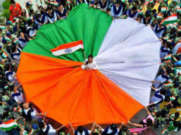 तिरंगे का इस्तेमाल किसी पोशाक में करना