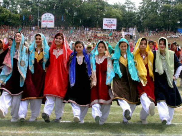 रंगारंग होता है कार्यक्रम