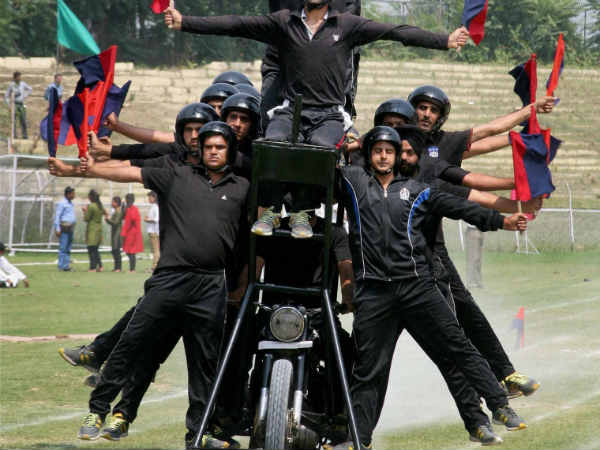 श्रीनगर में जवानों की करतब