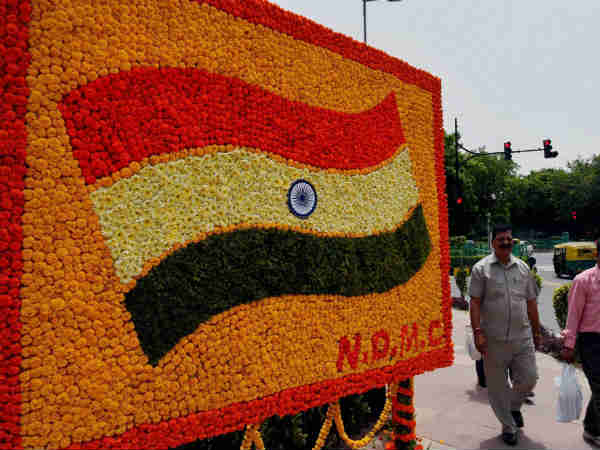 फूलों से बना तिरंगा