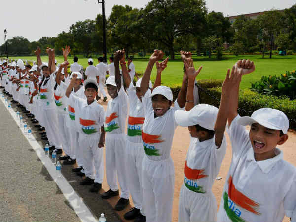छात्रों ने बनाया मानव ऋंखला 