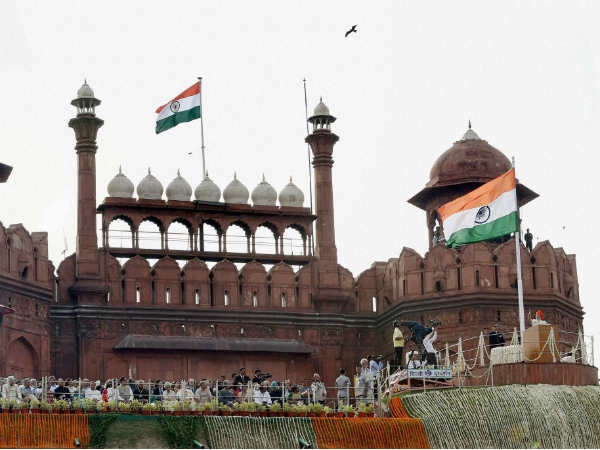 लालकिले पर फहराया तिरंगा