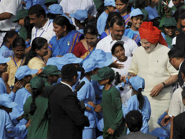 बच्चों से मिले नरेन्द्र मोदी