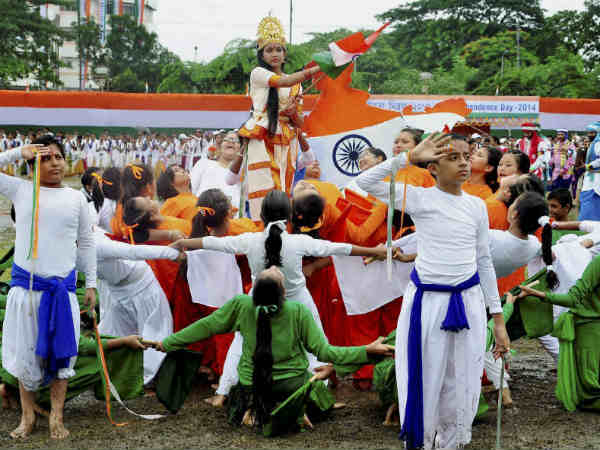 बच्चों ने किया कार्यक्रम