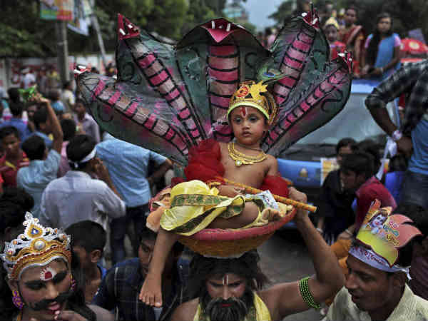 श्रीकृष्ण के रूप में एक छोटा बच्चा