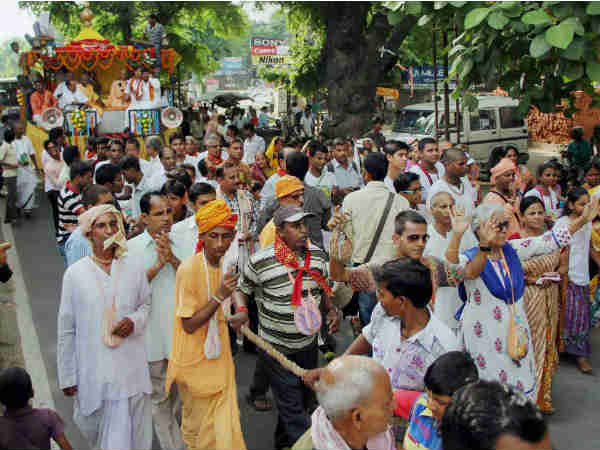 धूमधाम से निकलती है जुलूस