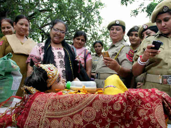 छोटे शिशु को बनाया नंदलाल