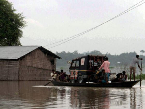 सुरक्षित स्थानों पर जाते लोग