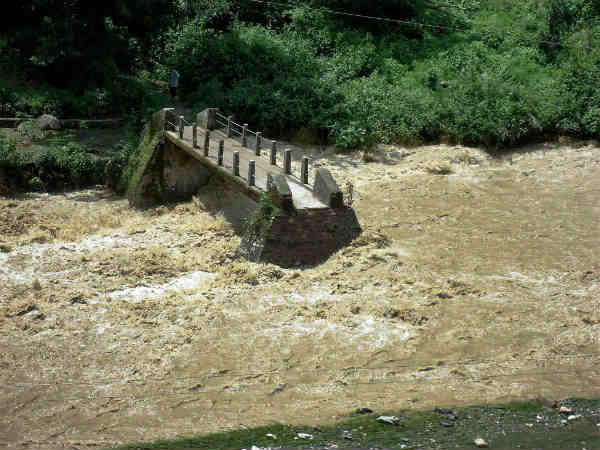 बाढ़ से टूटा पुल